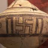 Tra gli oggetti nella teche, che affondano le proprie origini sin dal VIII secolo a.C., sono da segnalare un vaso con il segno della svastica (augurio solare di prosperit� e vita)...